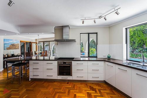 White kitchen cabinets are a perfect choice for a variety of kitchens