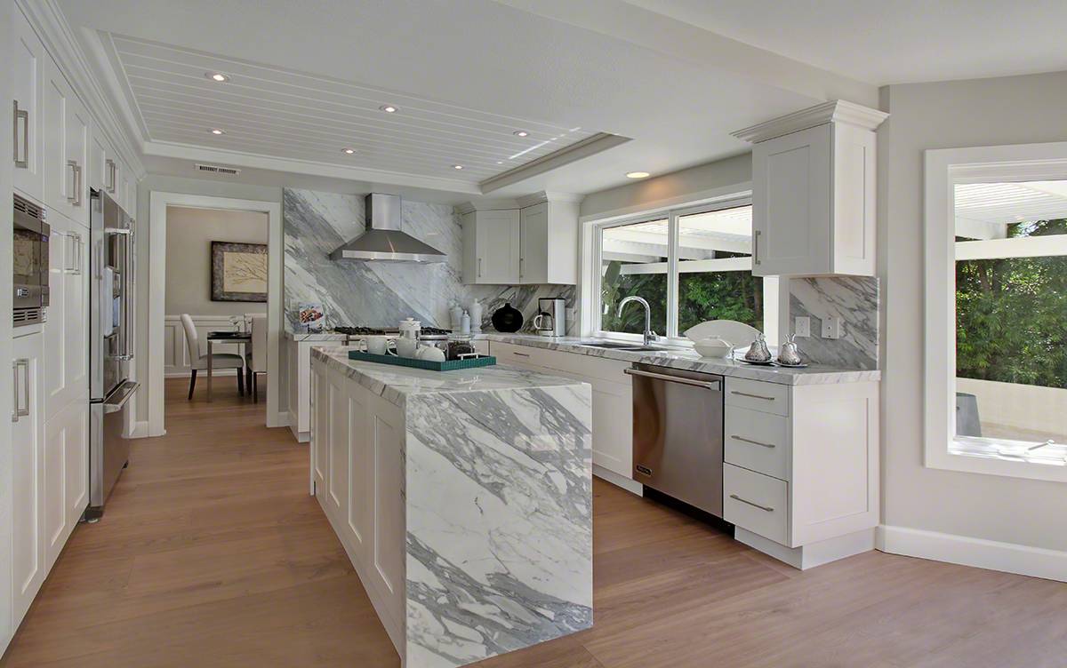 https://homearttile.com/wp-content/uploads/2019/08/volakas-marble-a.jpg