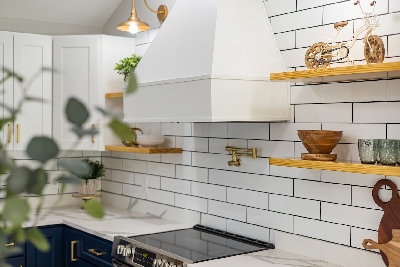 What Is the Best Kitchen Backsplash Material? [Tiles Pros & Cons]