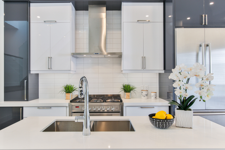 Porcelain or Ceramic Tile [Best Kitchen Backsplash Materials Explained]